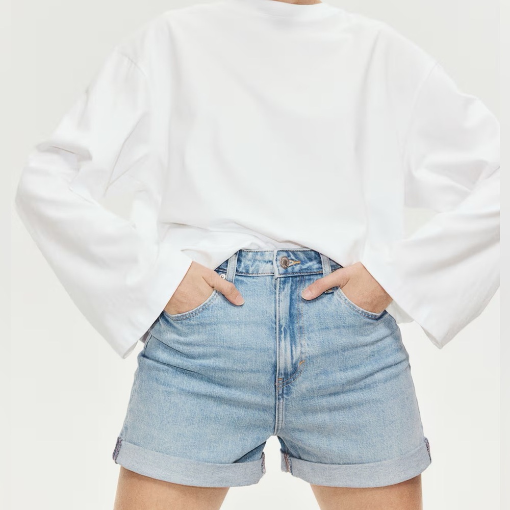 H&M Mom Ultra High Denim Shorts. Size 8. Light Denim Blue.